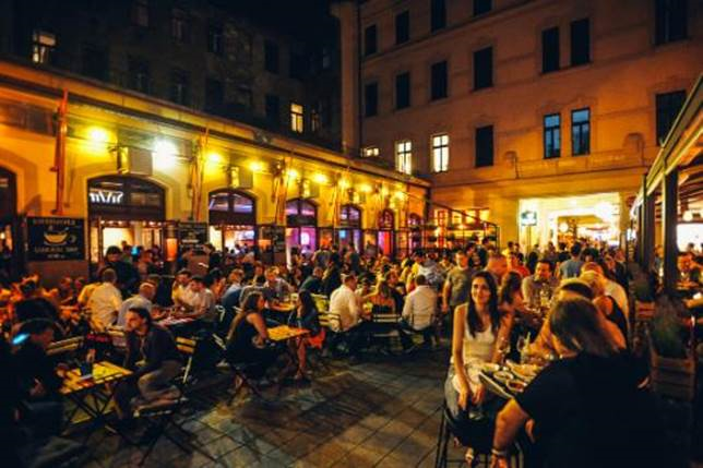 gozsdu-udvar-many-pubs-in-the-same-place-but-different-style